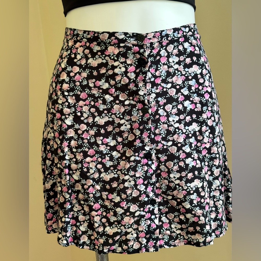 H & M Divide Black & Pink Floral  Print Mini Skirt SZ 8  2 Black Button …